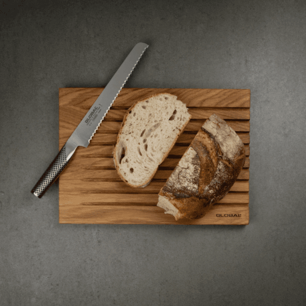 Robust skærebræt og skarp Global brødkniv